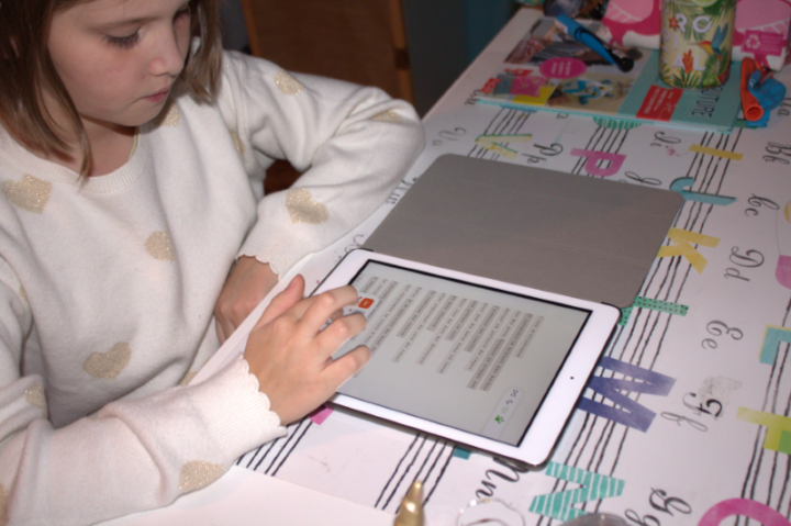 Photo d'utilisation de la pateforme de lecture adaptée SONDO sur tablette.